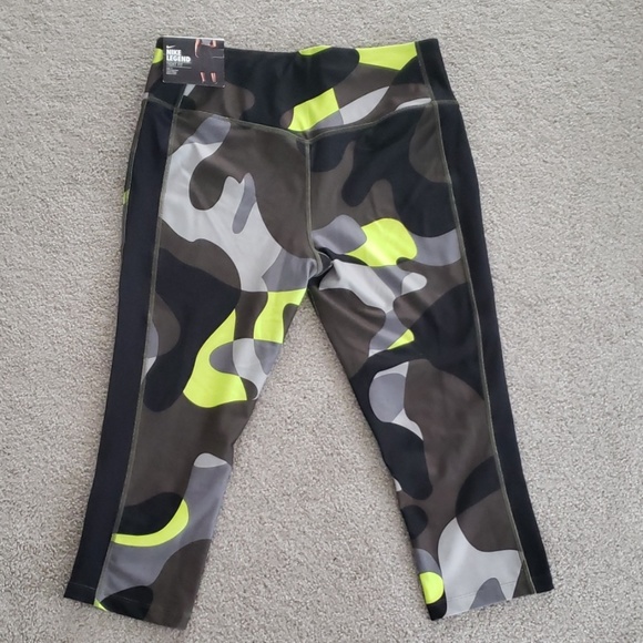 NWT Nike Legend Dri-Fit Tight Fit Capri Legging - Picture 2 of 3